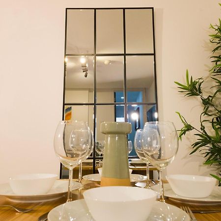 Plenty Of Parking Available; 3 Bedroom Apartment By Property Promise Cardiff Esterno foto