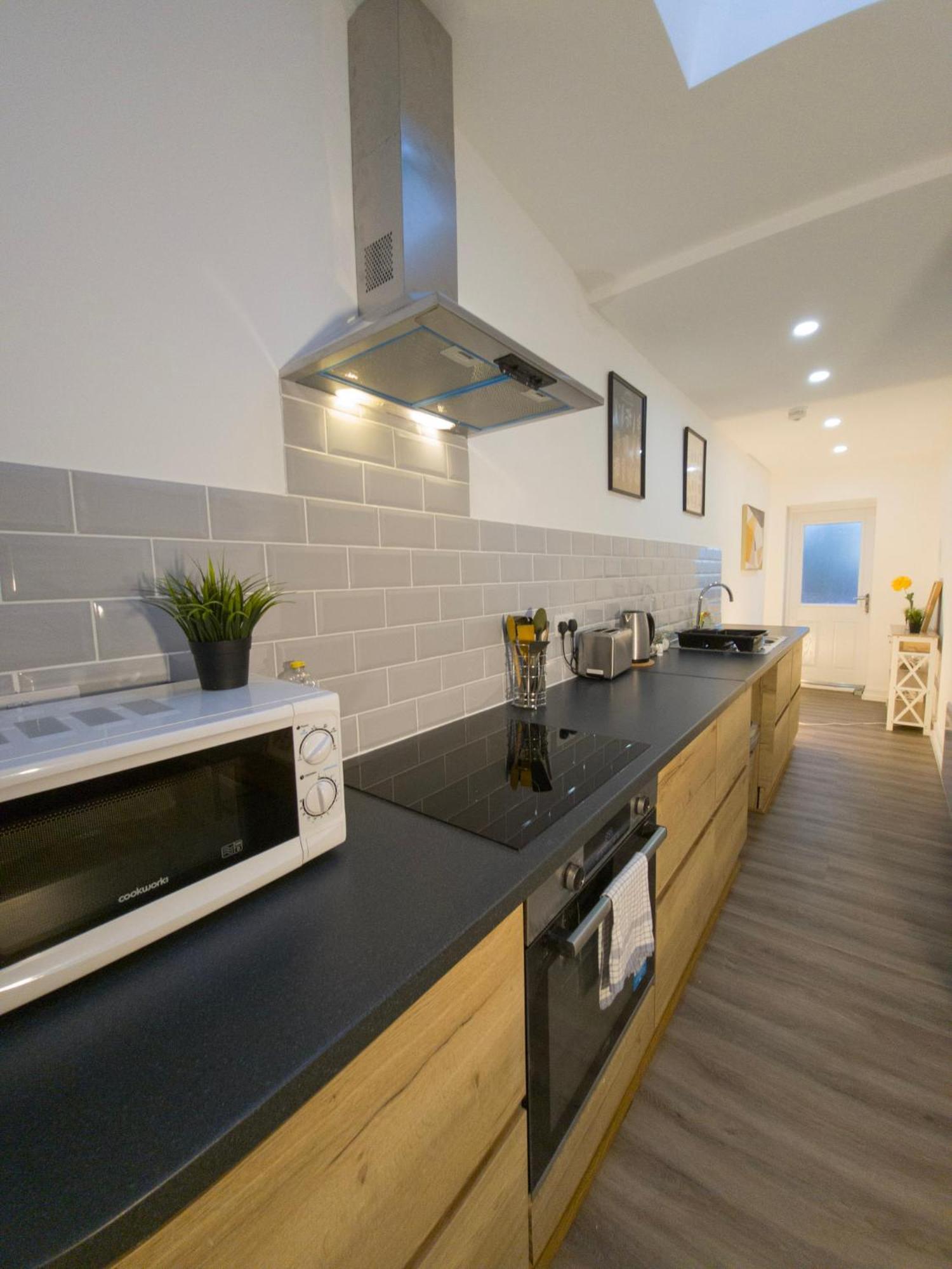 Plenty Of Parking Available; 3 Bedroom Apartment By Property Promise Cardiff Esterno foto
