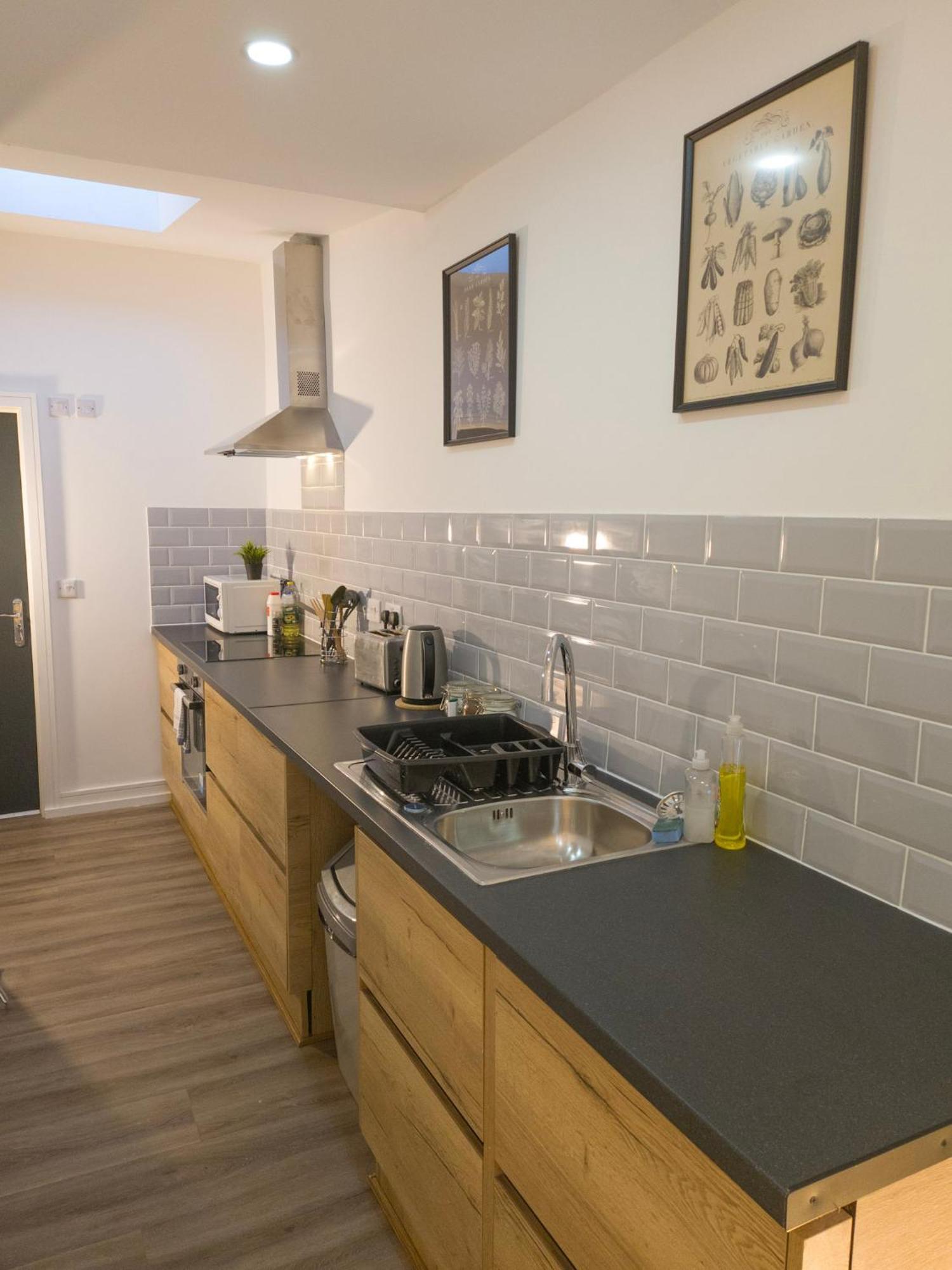 Plenty Of Parking Available; 3 Bedroom Apartment By Property Promise Cardiff Esterno foto