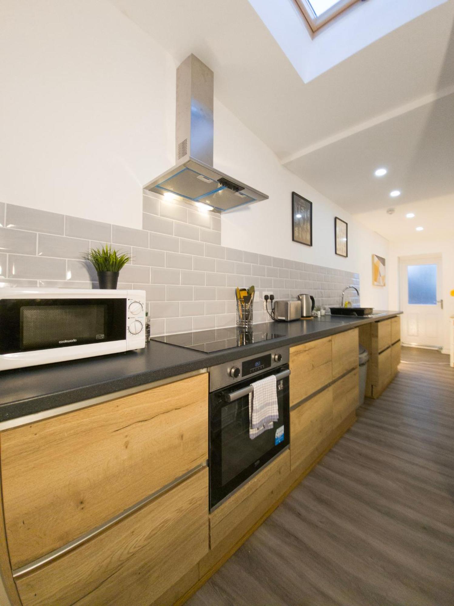 Plenty Of Parking Available; 3 Bedroom Apartment By Property Promise Cardiff Esterno foto