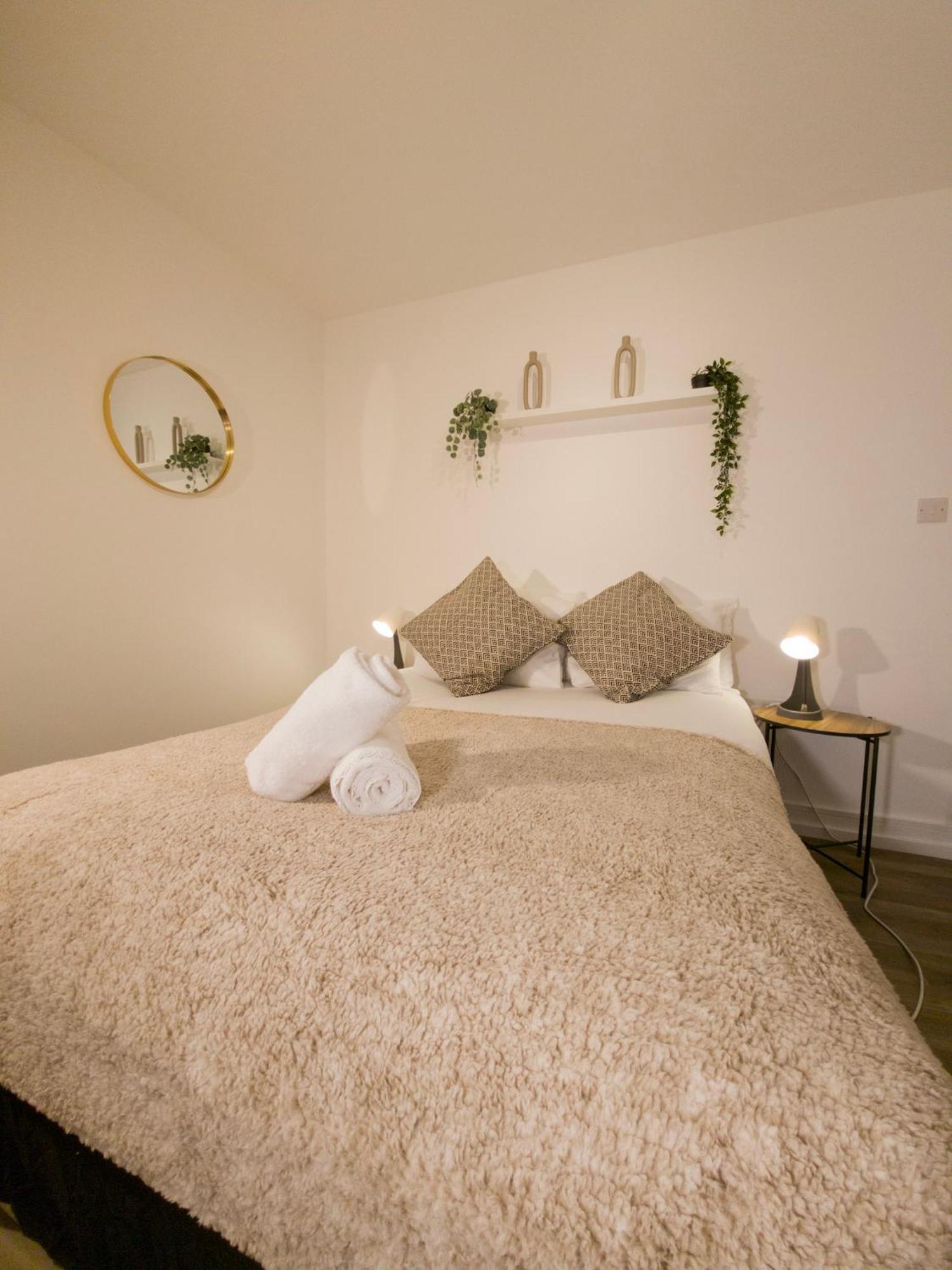 Plenty Of Parking Available; 3 Bedroom Apartment By Property Promise Cardiff Esterno foto