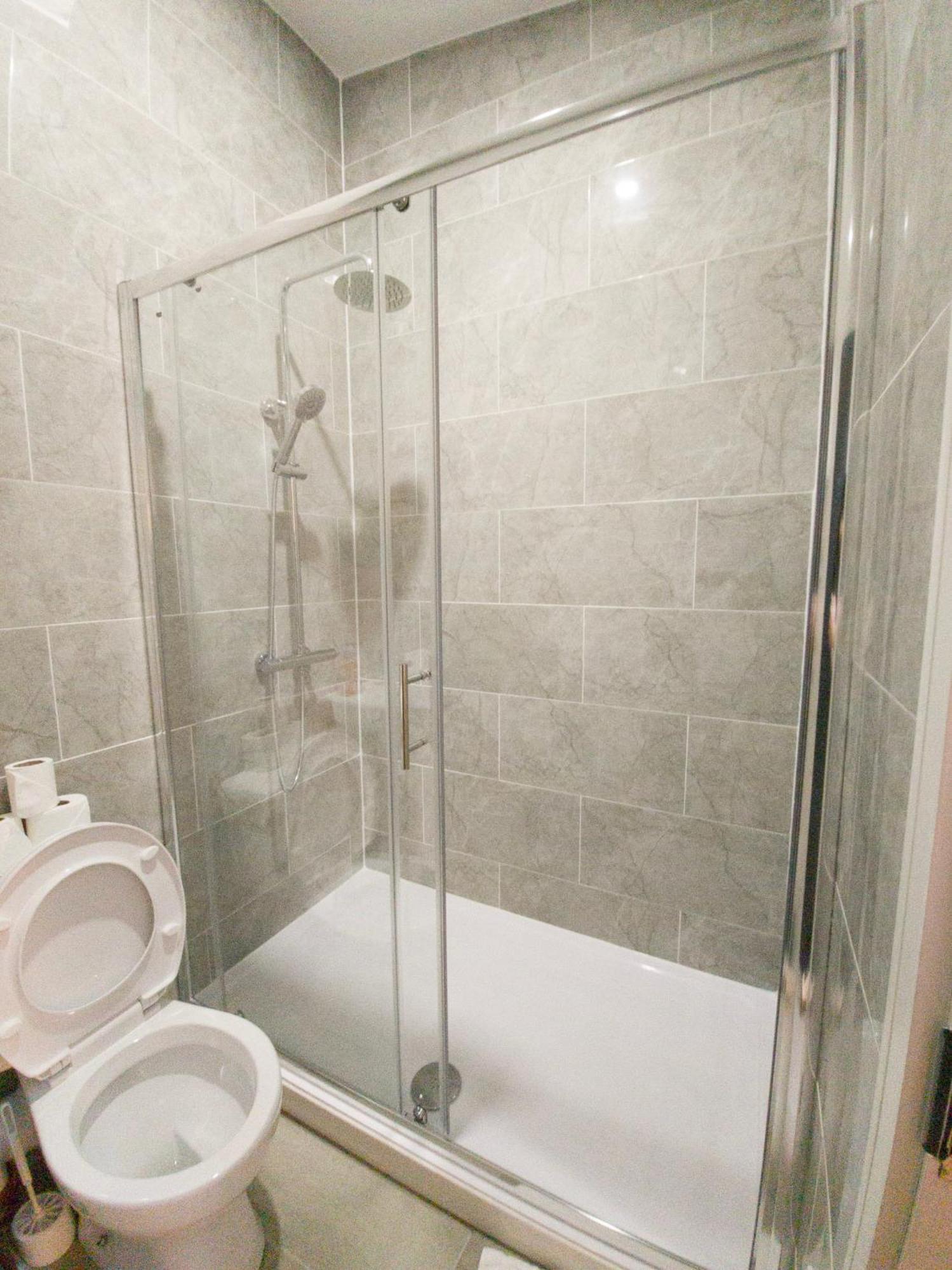 Plenty Of Parking Available; 3 Bedroom Apartment By Property Promise Cardiff Esterno foto