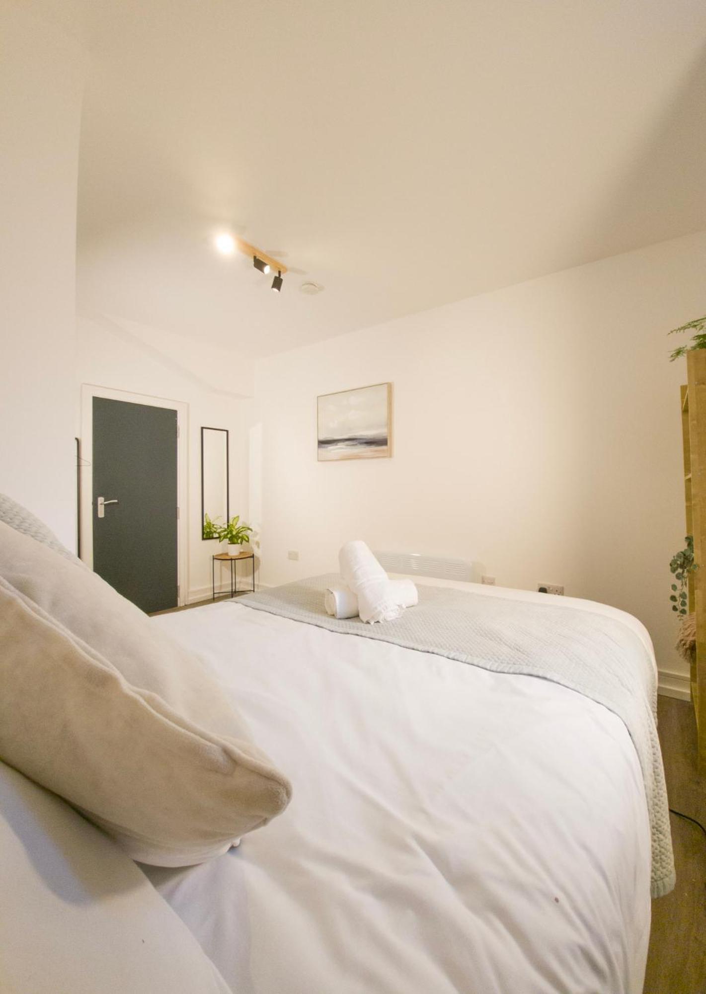 Plenty Of Parking Available; 3 Bedroom Apartment By Property Promise Cardiff Esterno foto