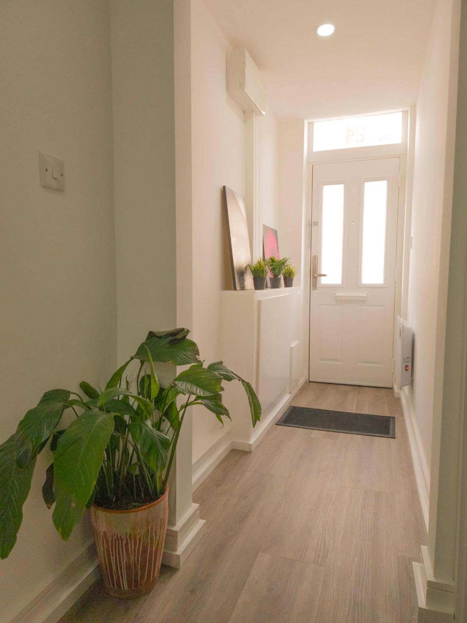 Plenty Of Parking Available; 3 Bedroom Apartment By Property Promise Cardiff Esterno foto